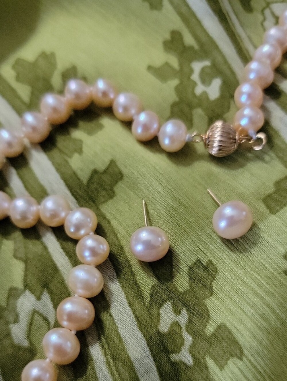 Classic 18" Freshwater Pearl Necklace and Stud Earrings Set - Cream Pearls - Picture 2 of 3